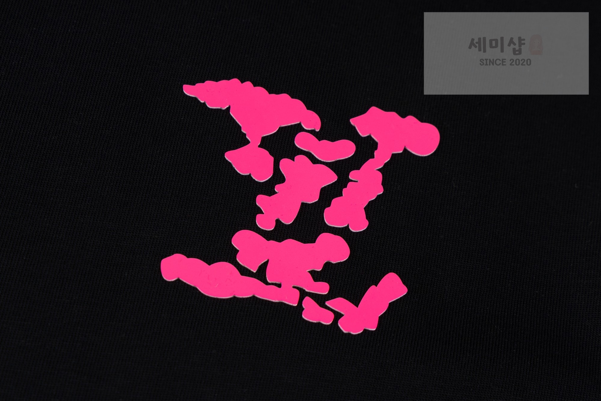 루이비통 루이비통 스팟 로고 티셔츠 블랙 핑크 의류 3번 이미지