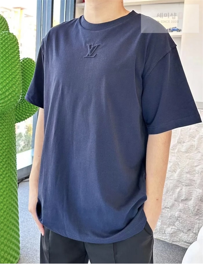 Louis Vuitton 루이비통 엠보스드 LV 반팔 티셔츠 의류 2번 이미지
