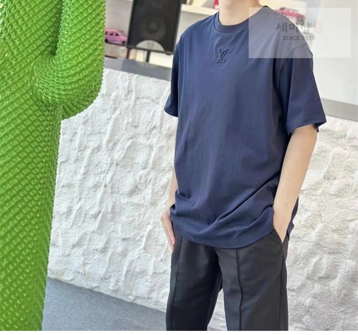 Louis Vuitton 루이비통 엠보스드 LV 반팔 티셔츠 의류 3번 이미지