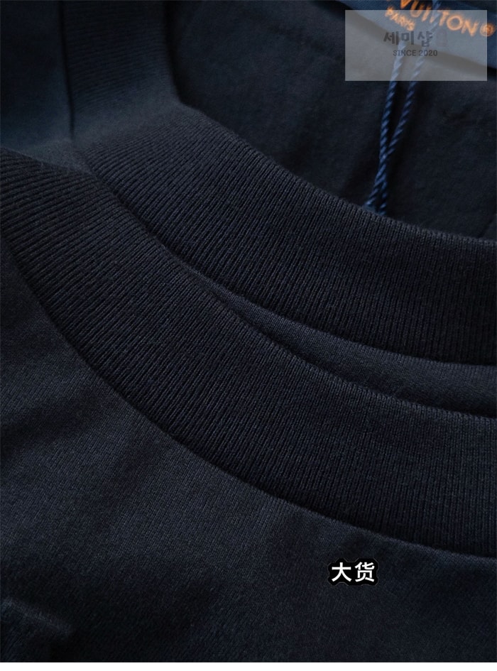 Louis Vuitton 루이비통 엠보스드 LV 반팔 티셔츠 의류 8번 이미지