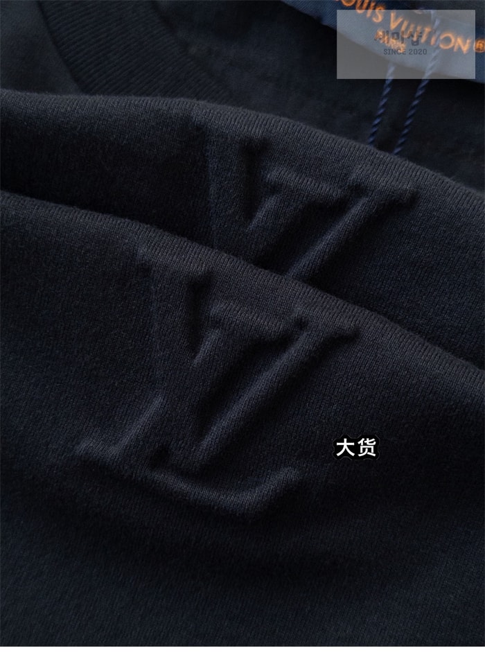 Louis Vuitton 루이비통 엠보스드 LV 반팔 티셔츠 의류 21번 이미지