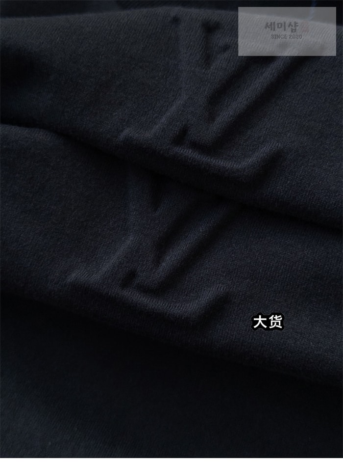 Louis Vuitton 루이비통 엠보스드 LV 반팔 티셔츠 의류 9번 이미지