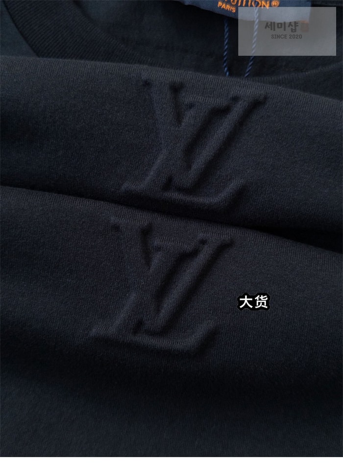 Louis Vuitton 루이비통 엠보스드 LV 반팔 티셔츠 의류 12번 이미지
