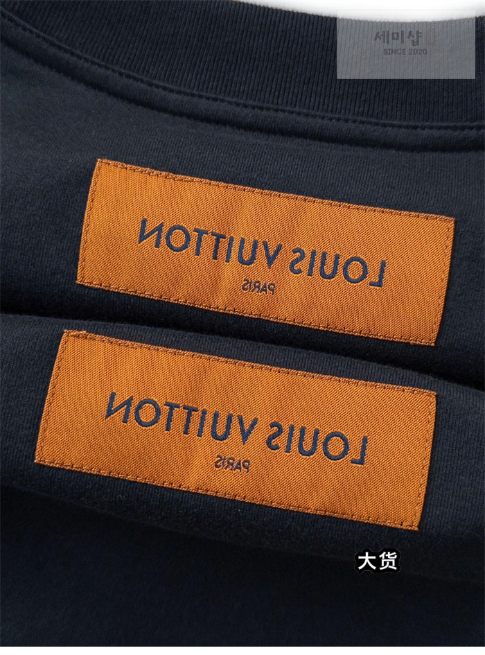 Louis Vuitton 루이비통 엠보스드 LV 반팔 티셔츠 의류 13번 이미지