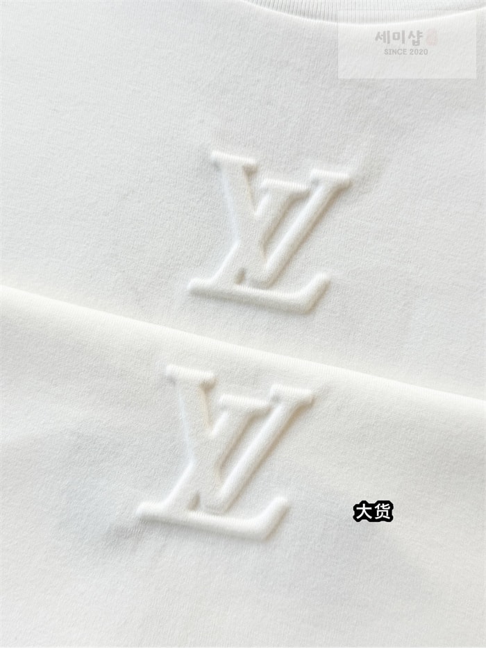 Louis Vuitton 루이비통 엠보스드 LV 반팔 티셔츠 의류 6번 이미지