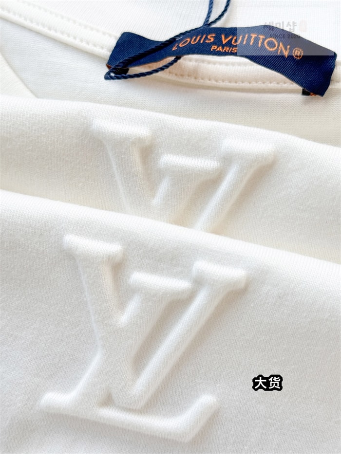Louis Vuitton 루이비통 엠보스드 LV 반팔 티셔츠 의류 7번 이미지