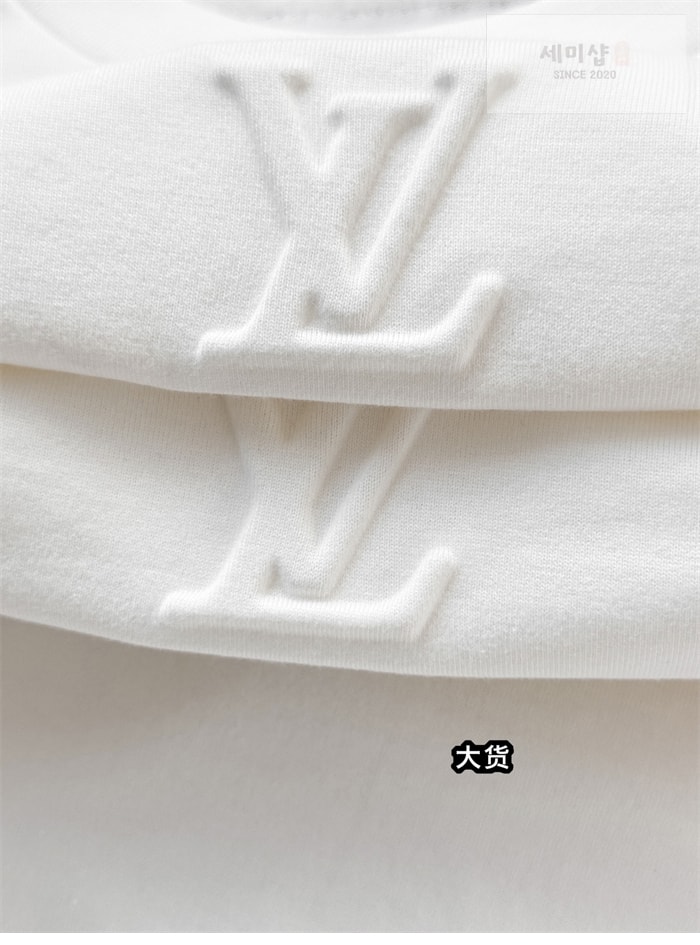 Louis Vuitton 루이비통 엠보스드 LV 반팔 티셔츠 의류 9번 이미지