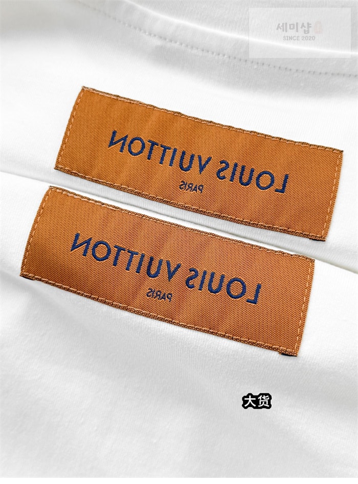 Louis Vuitton 루이비통 엠보스드 LV 반팔 티셔츠 의류 14번 이미지
