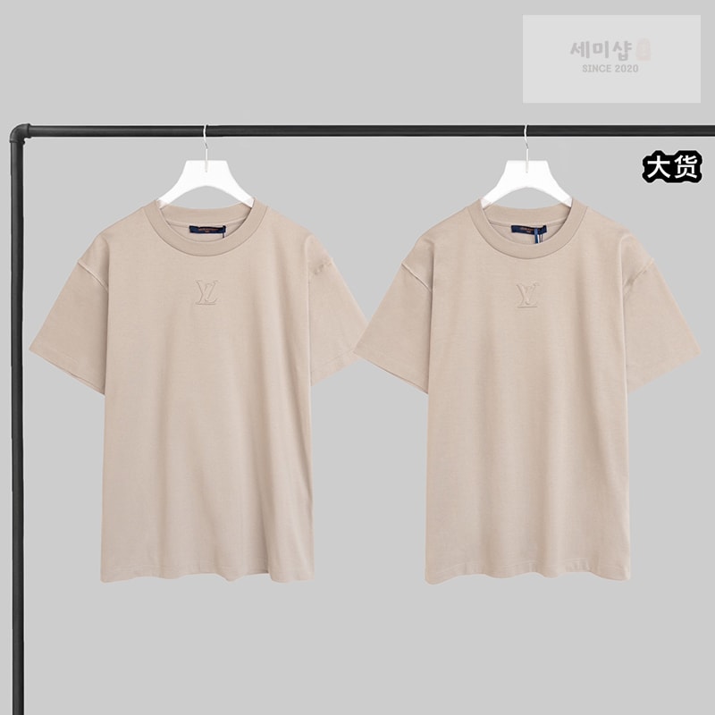 Louis Vuitton 루이비통 엠보스드 LV 반팔 티셔츠 의류 1번 이미지