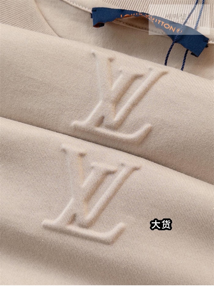 Louis Vuitton 루이비통 엠보스드 LV 반팔 티셔츠 의류 6번 이미지