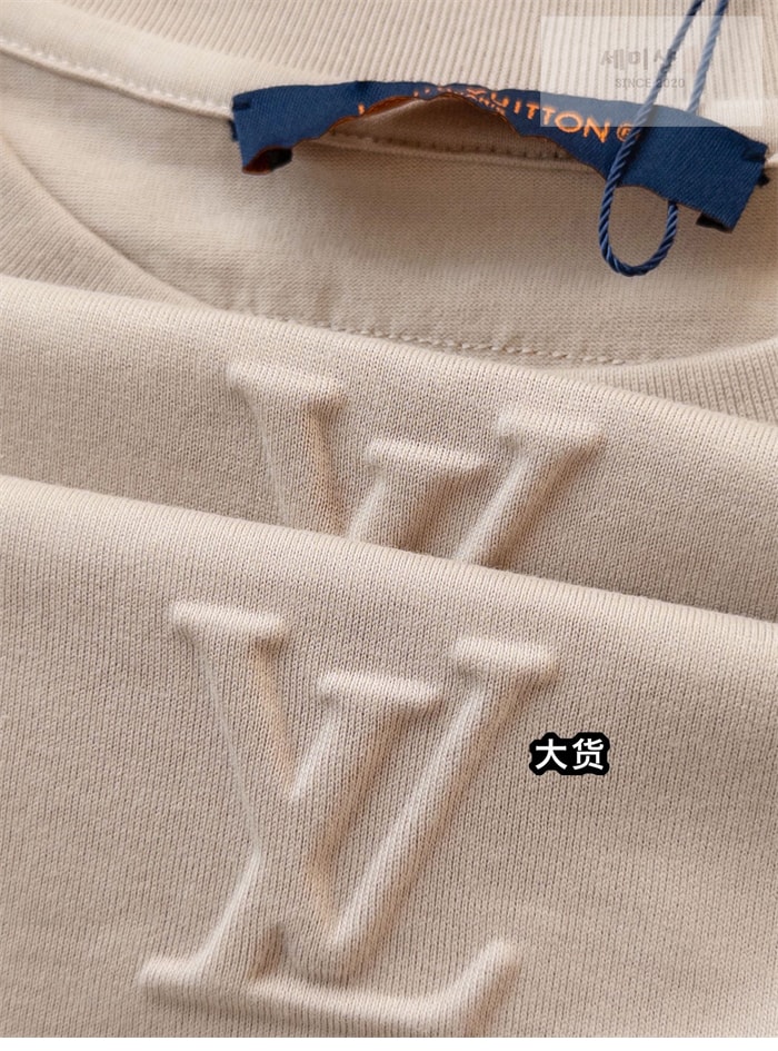 Louis Vuitton 루이비통 엠보스드 LV 반팔 티셔츠 의류 7번 이미지