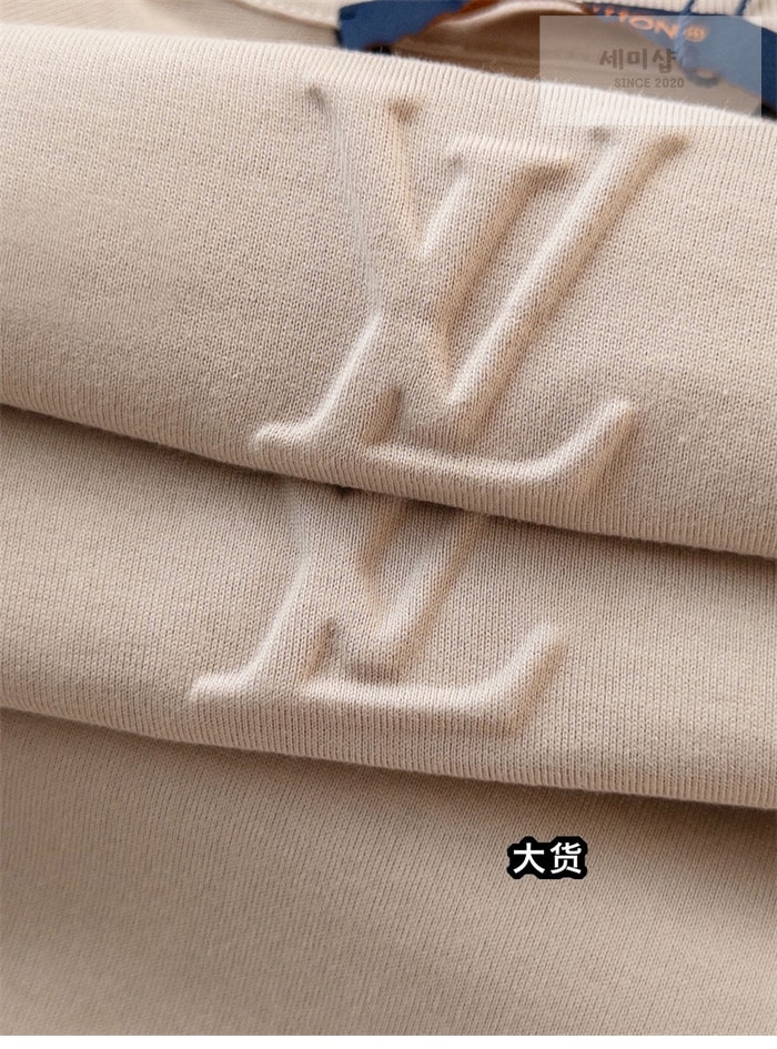Louis Vuitton 루이비통 엠보스드 LV 반팔 티셔츠 의류 8번 이미지