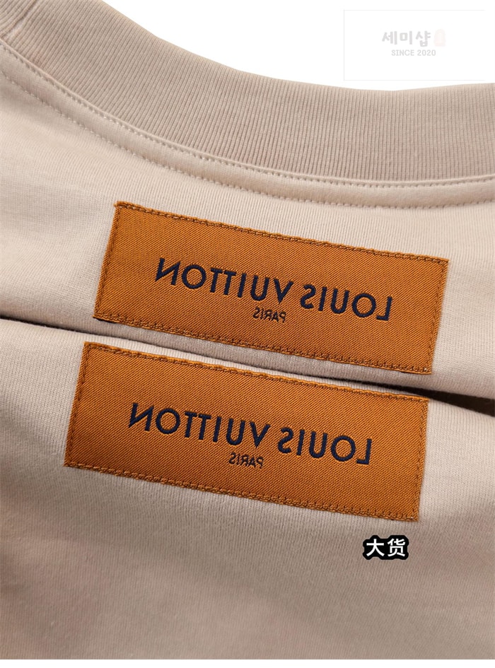 Louis Vuitton 루이비통 엠보스드 LV 반팔 티셔츠 의류 12번 이미지