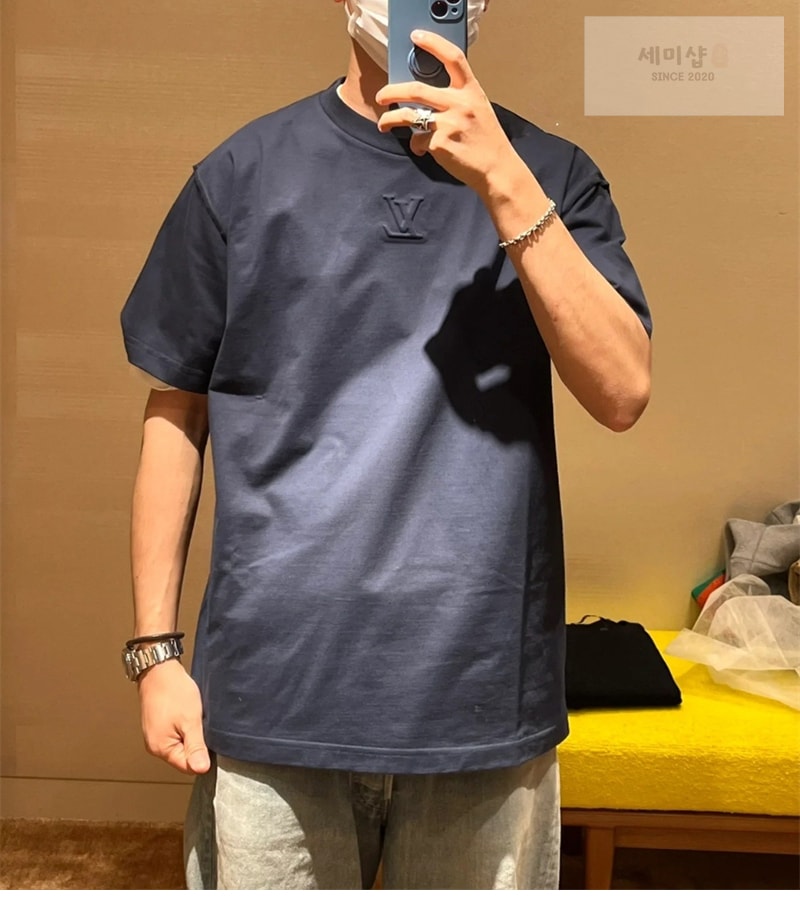 Louis Vuitton 루이비통 엠보스드 LV 티셔츠 의류 24번 이미지
