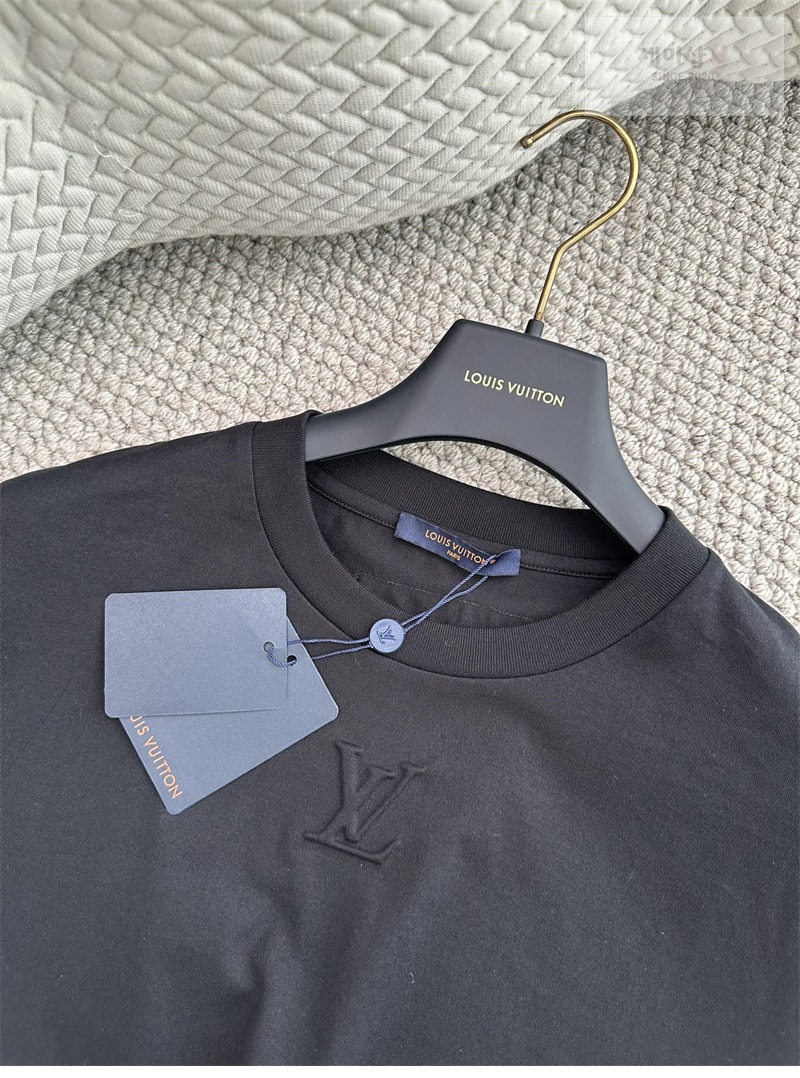 Louis Vuitton 루이비통 엠보스드 LV 티셔츠 의류 5번 이미지