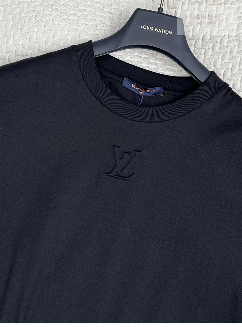 Louis Vuitton 루이비통 엠보스드 LV 티셔츠 의류 7번 이미지