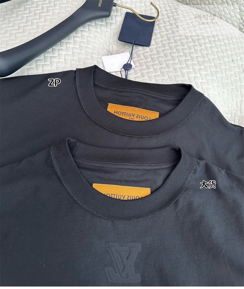 Louis Vuitton 루이비통 엠보스드 LV 티셔츠 의류 12번 이미지