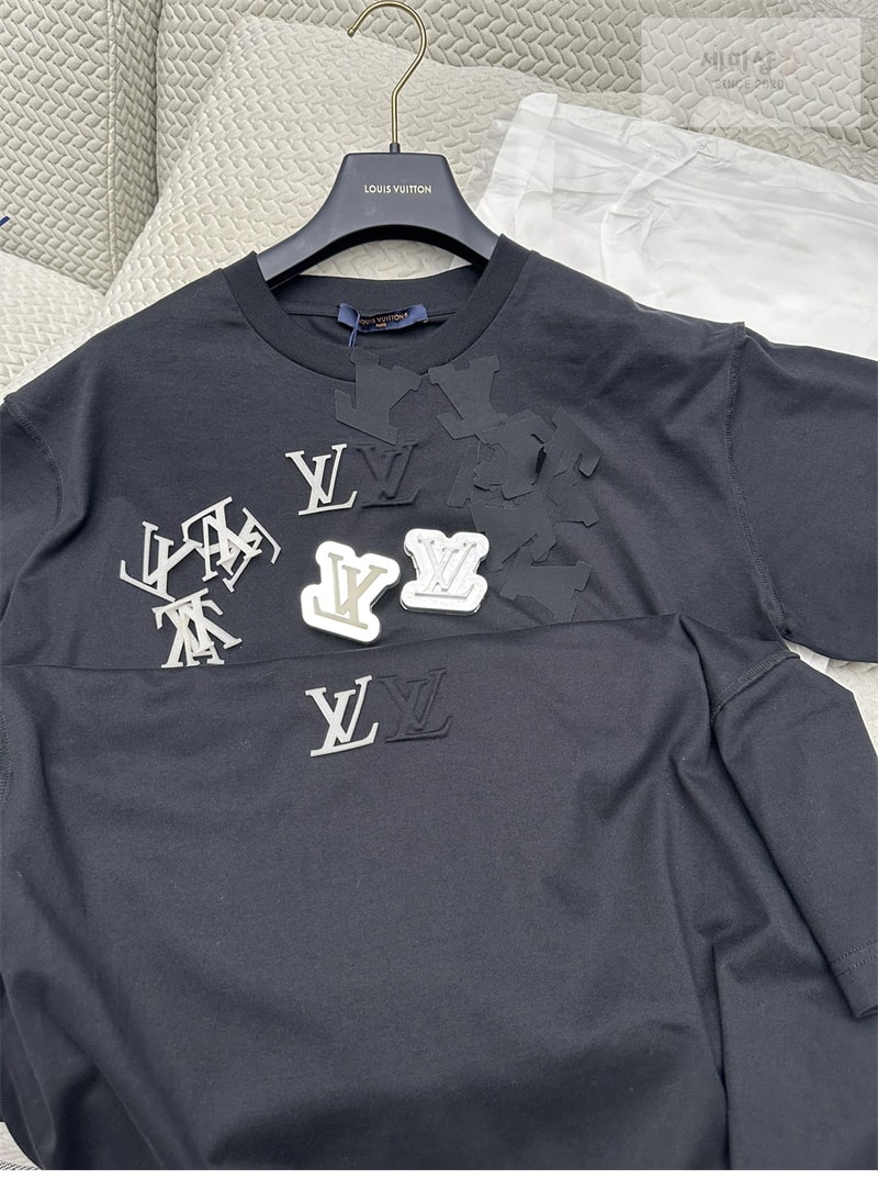 Louis Vuitton 루이비통 엠보스드 LV 티셔츠 의류 16번 이미지