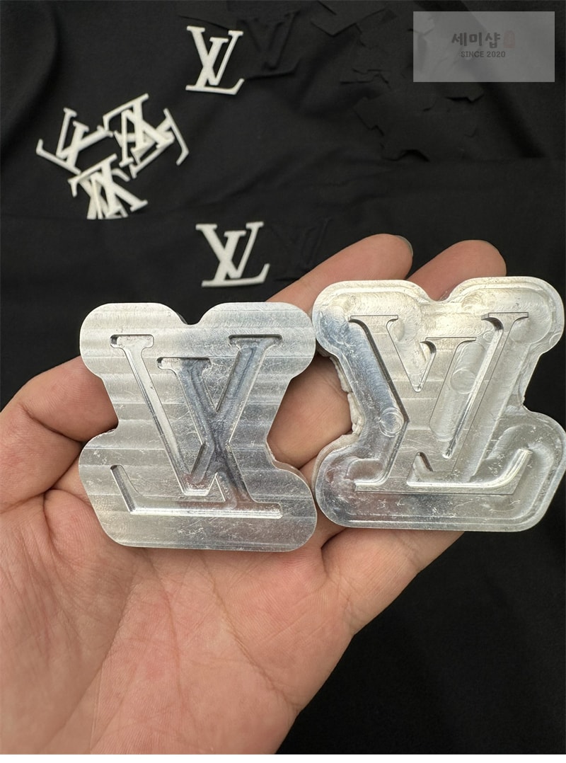 Louis Vuitton 루이비통 엠보스드 LV 티셔츠 의류 17번 이미지