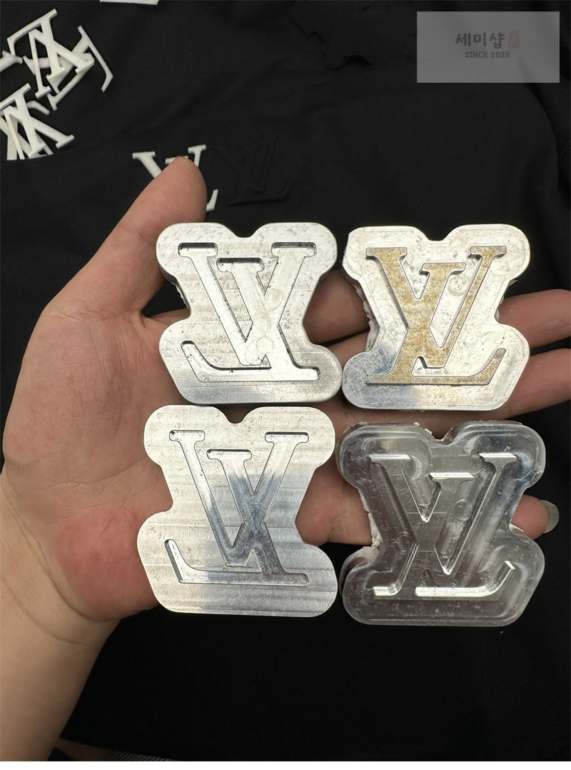 Louis Vuitton 루이비통 엠보스드 LV 티셔츠 의류 23번 이미지