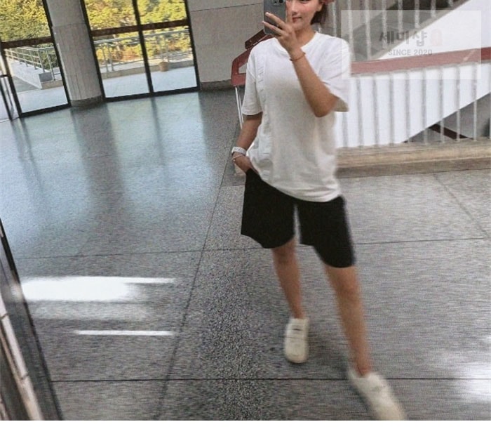 Louis Vuitton 루이비통 엠보스 LV 티셔츠 의류 4번 이미지