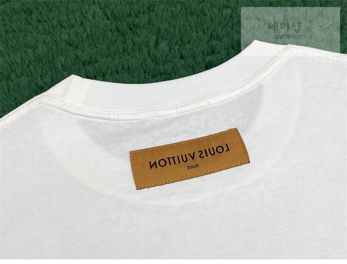 Louis Vuitton 루이비통 엠보스 LV 티셔츠 의류 11번 이미지