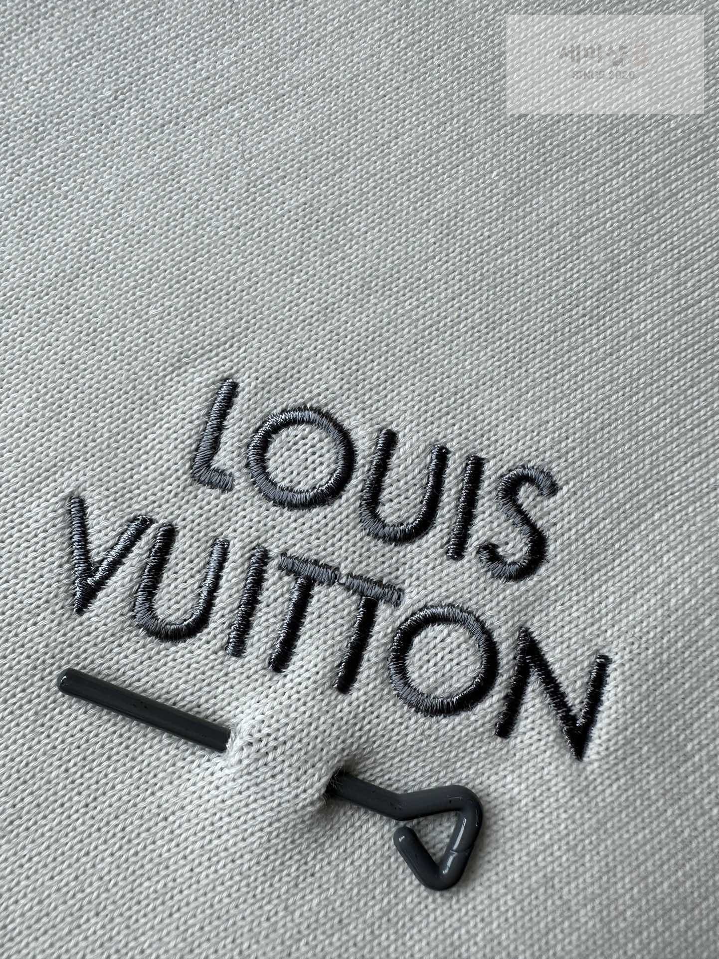 Louis Vuitton 루이비통 엠브로이더드 시그니처 쇼트 슬리브 코튼 니트 반팔 “4COLOR” NO.1 의류 11번 이미지