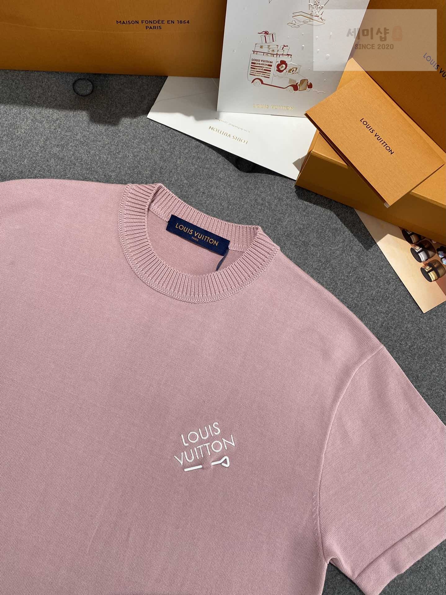 Louis Vuitton 루이비통 엠브로이더드 시그니처 쇼트 슬리브 코튼 니트 반팔 “4COLOR” NO.1 의류 19번 이미지