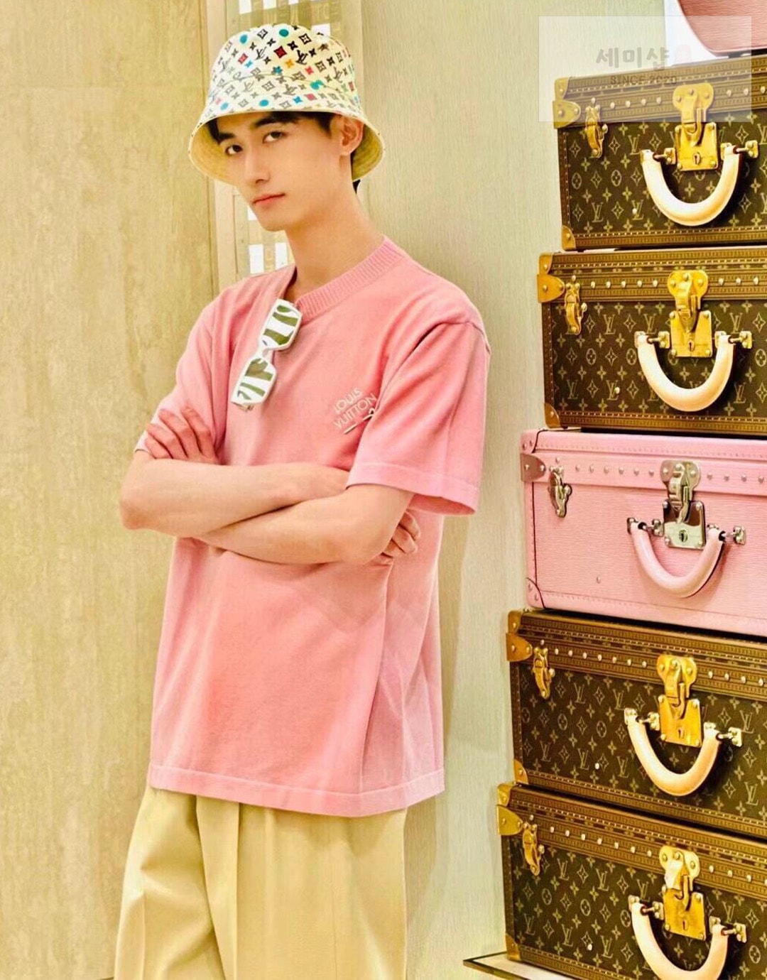 Louis Vuitton 루이비통 엠브로이더드 시그니터 쇼트 슬리브 코튼 크루넥 니트 반팔 티셔츠 “5COLOR” NO.1 의류 4번 이미지