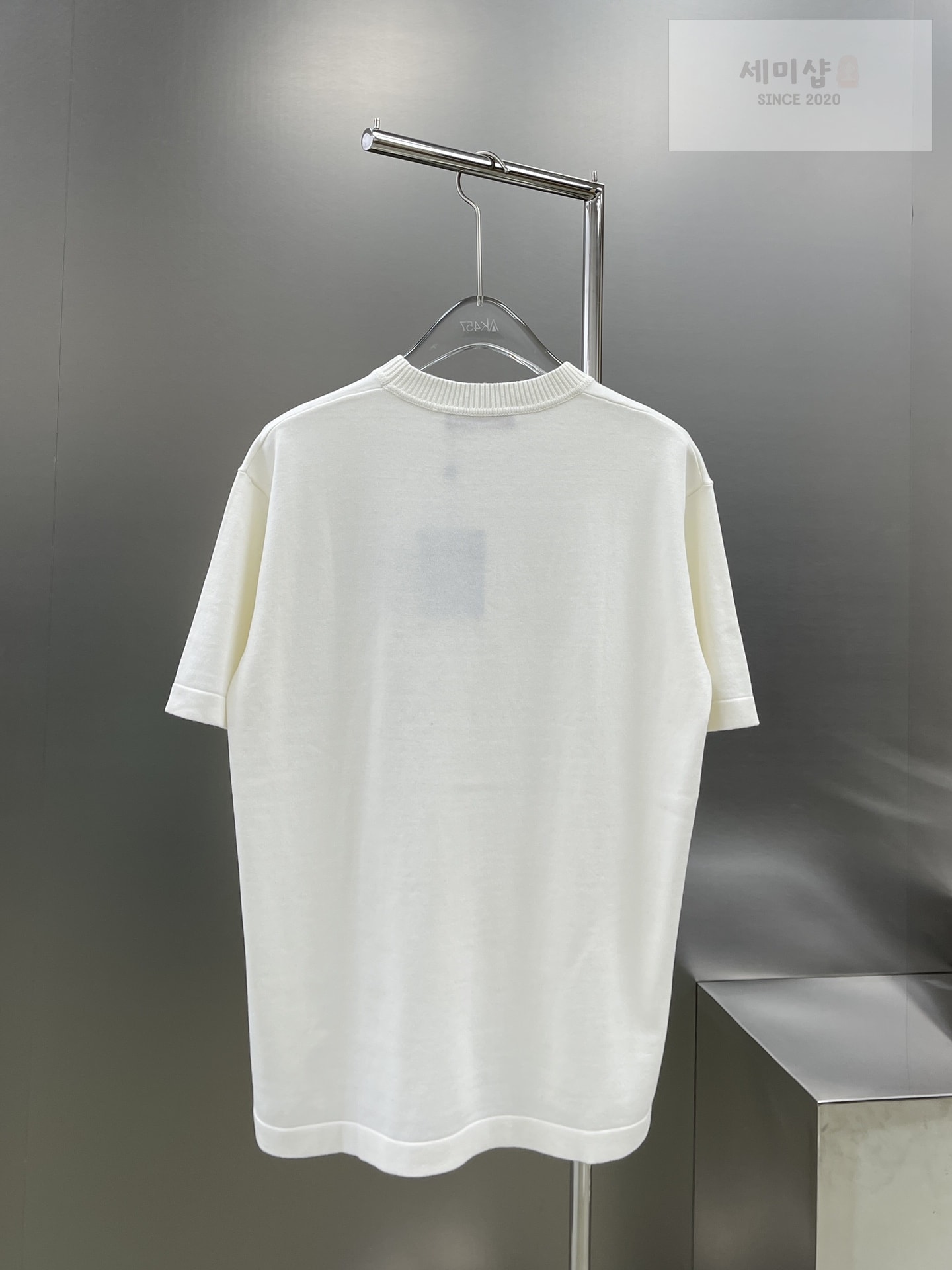 Louis Vuitton 루이비통 엠브로이더드 시그니터 쇼트 슬리브 코튼 크루넥 니트 반팔 티셔츠 “5COLOR” NO.1 의류 13번 이미지