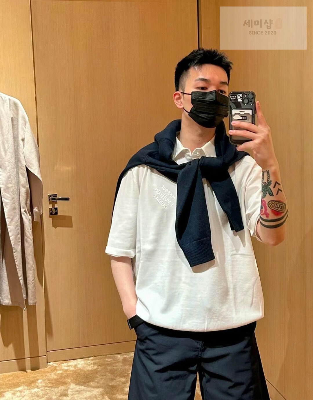 Louis Vuitton 루이비통 엠브로이더드 코튼 블렌드 폴로 반팔 티셔츠 “2COLOR” NO.1 의류 19번 이미지