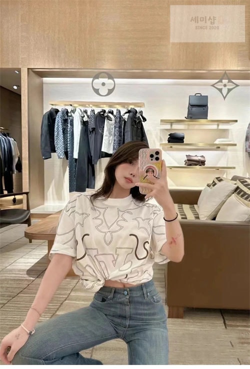 Louis Vuitton 루이비통 엠브로이더드 LV로고 프린팅 반팔 티셔츠 의류 4번 이미지