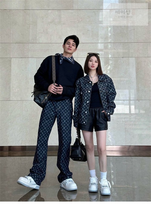 Louis Vuitton 루이비통 엠브로이더드 LV 아라베스크 크루넥 맨투맨 의류 3번 이미지