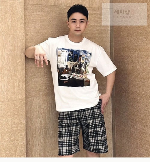 Louis Vuitton 루이비통 23AW LV Teen Bedroom 프린트 반팔 티셔츠 의류 2번 이미지