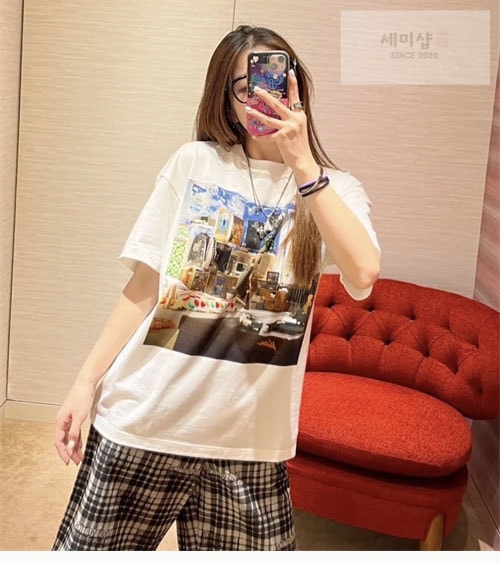 Louis Vuitton 루이비통 23AW LV Teen Bedroom 프린트 반팔 티셔츠 의류 3번 이미지