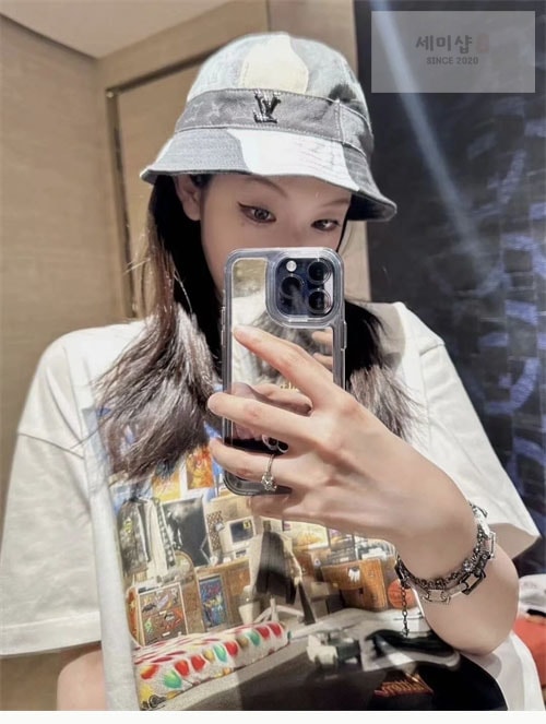Louis Vuitton 루이비통 23AW LV Teen Bedroom 프린트 반팔 티셔츠 의류 4번 이미지