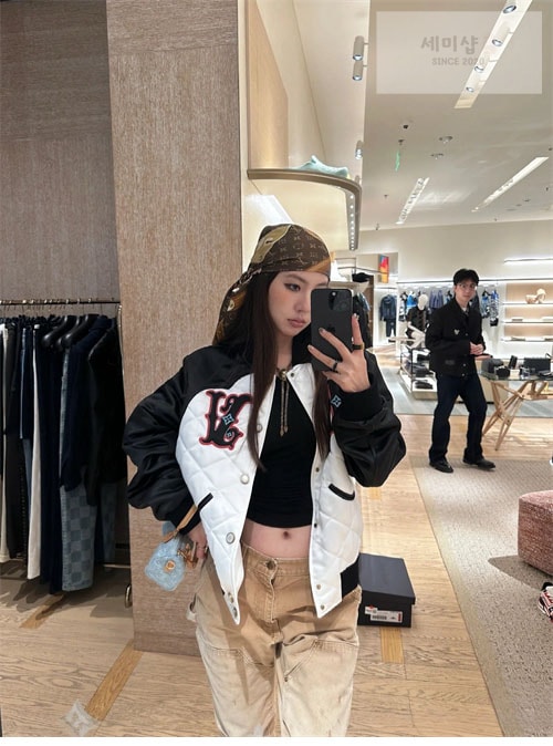 Louis Vuitton 루이비통 24FW 바이컬러 새틴 봄버 자켓 1AFWK6 의류 3번 이미지