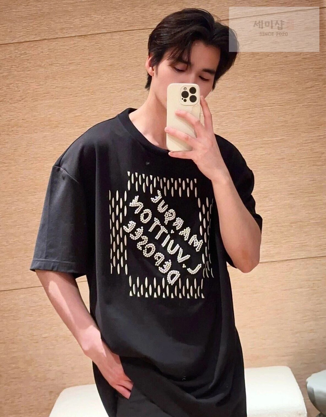 Louis Vuitton 루이비통 24SS 엠브로이더드 시그니처 비즈 디테일 반팔 티셔츠 블랙 의류 3번 이미지