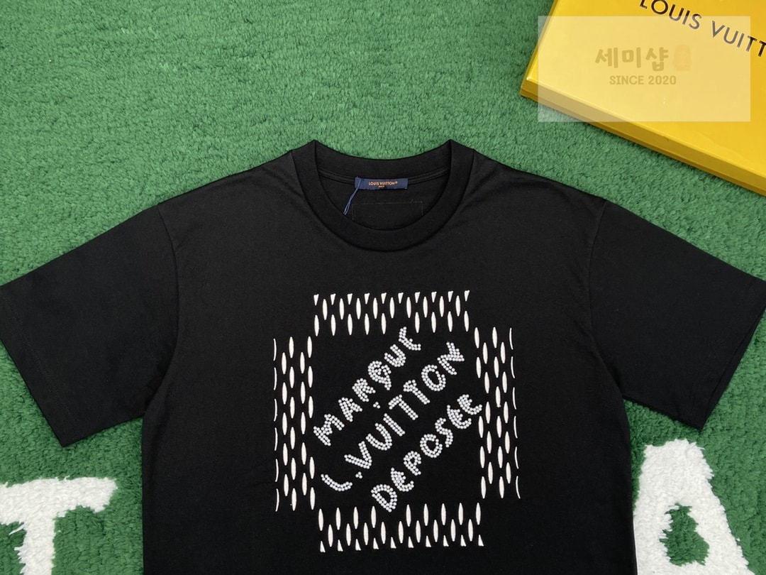 Louis Vuitton 루이비통 24SS 엠브로이더드 시그니처 비즈 디테일 반팔 티셔츠 블랙 의류 5번 이미지