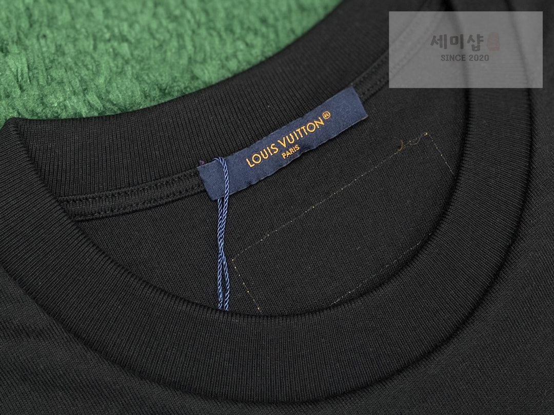 Louis Vuitton 루이비통 24SS 엠브로이더드 시그니처 비즈 디테일 반팔 티셔츠 블랙 의류 7번 이미지