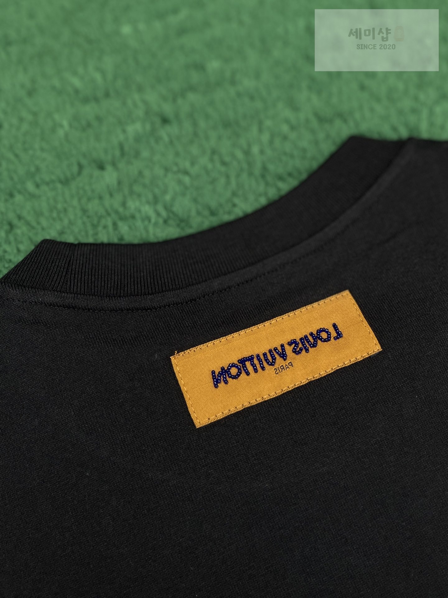 Louis Vuitton 루이비통 24SS 엠브로이더드 시그니처 비즈 디테일 반팔 티셔츠 블랙 의류 10번 이미지