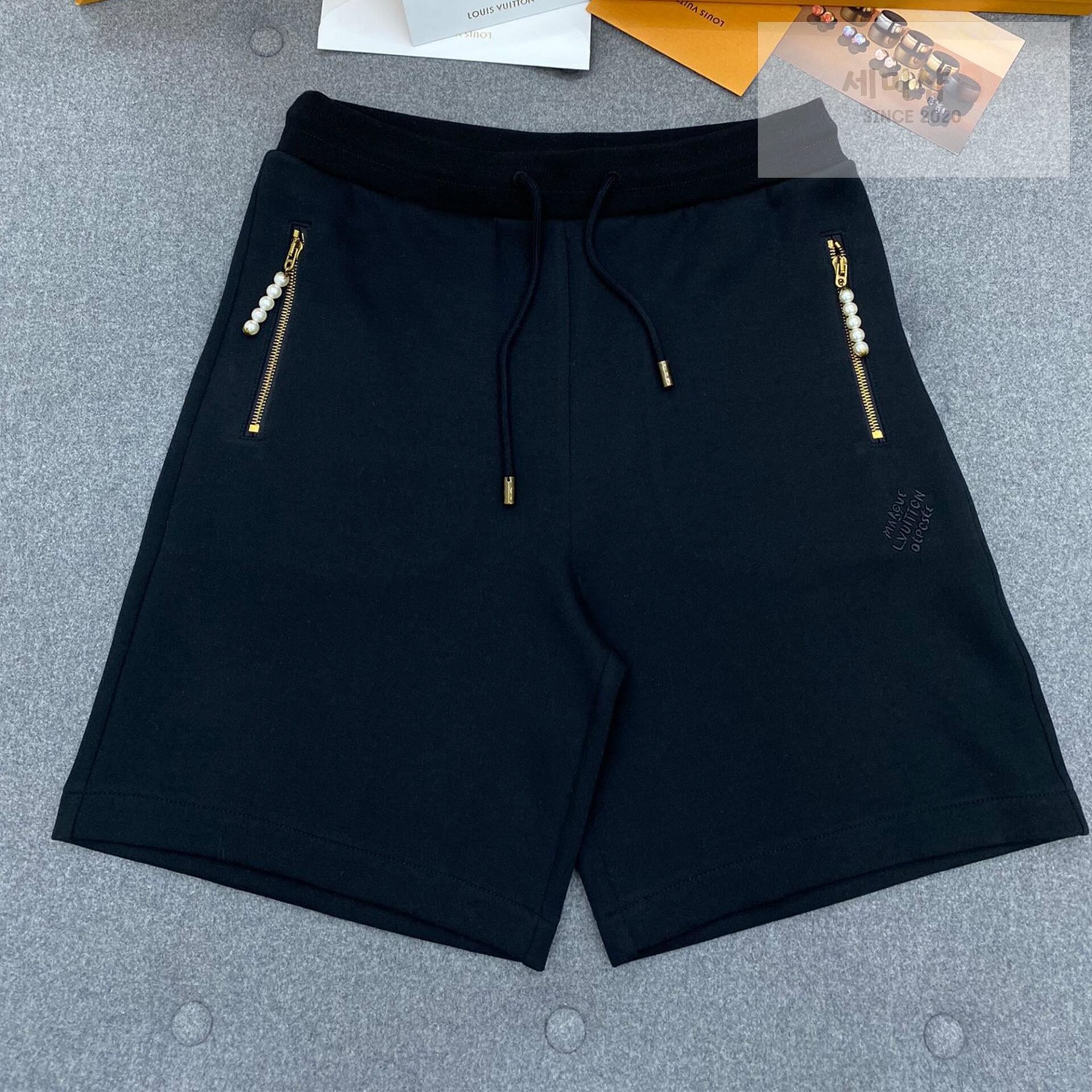 Louis Vuitton 루이비통 24SS 포켓 지퍼 진주 장식 톤온톤 자수 코튼 저지 쇼츠 레플리카 1번 이미지 - 의류 | 세미샵 레플리카 사이트