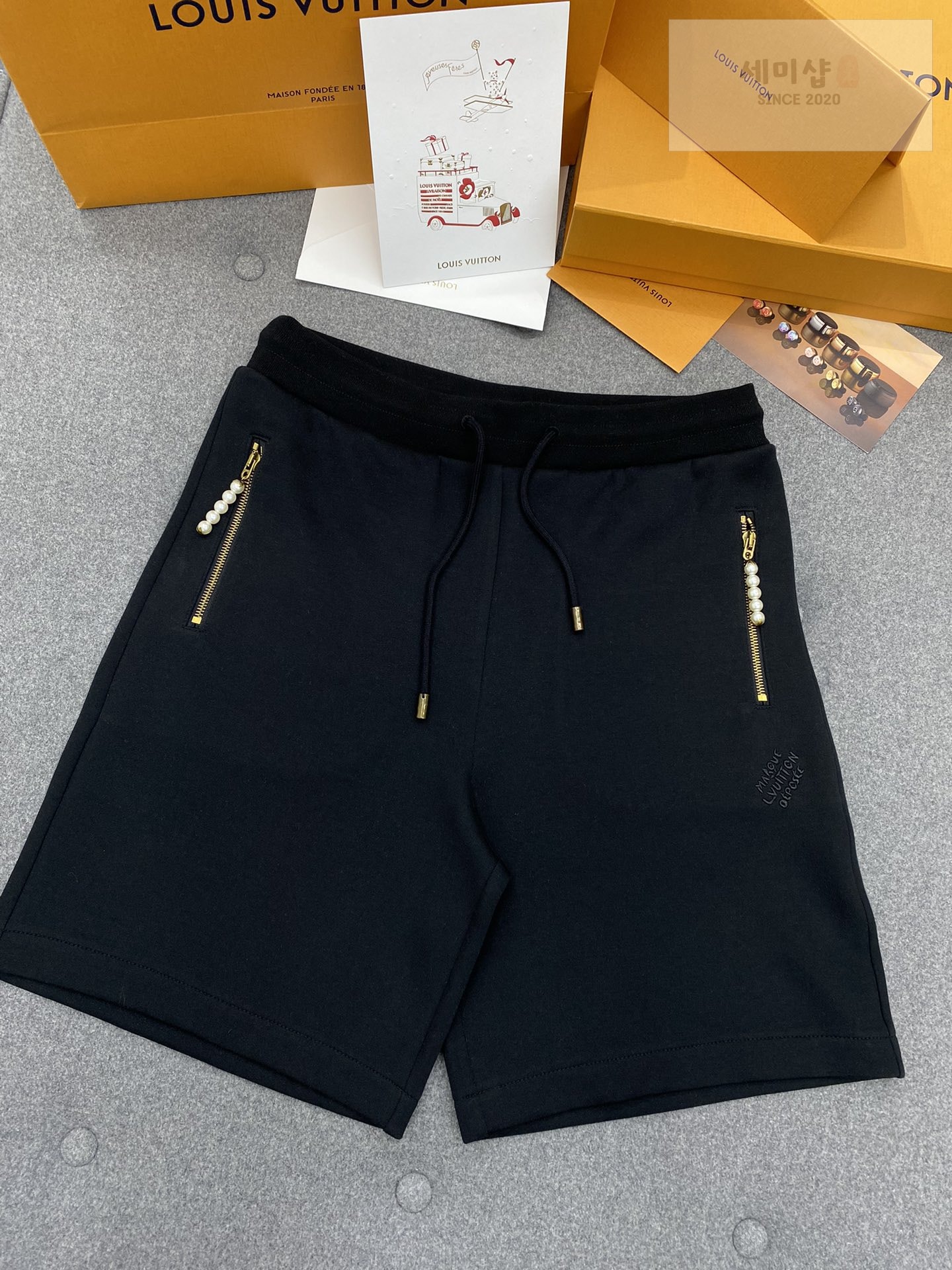 Louis Vuitton 루이비통 24SS 포켓 지퍼 진주 장식 톤온톤 자수 코튼 저지 쇼츠 레플리카 15번 이미지 - 의류 | 세미샵 레플리카 사이트