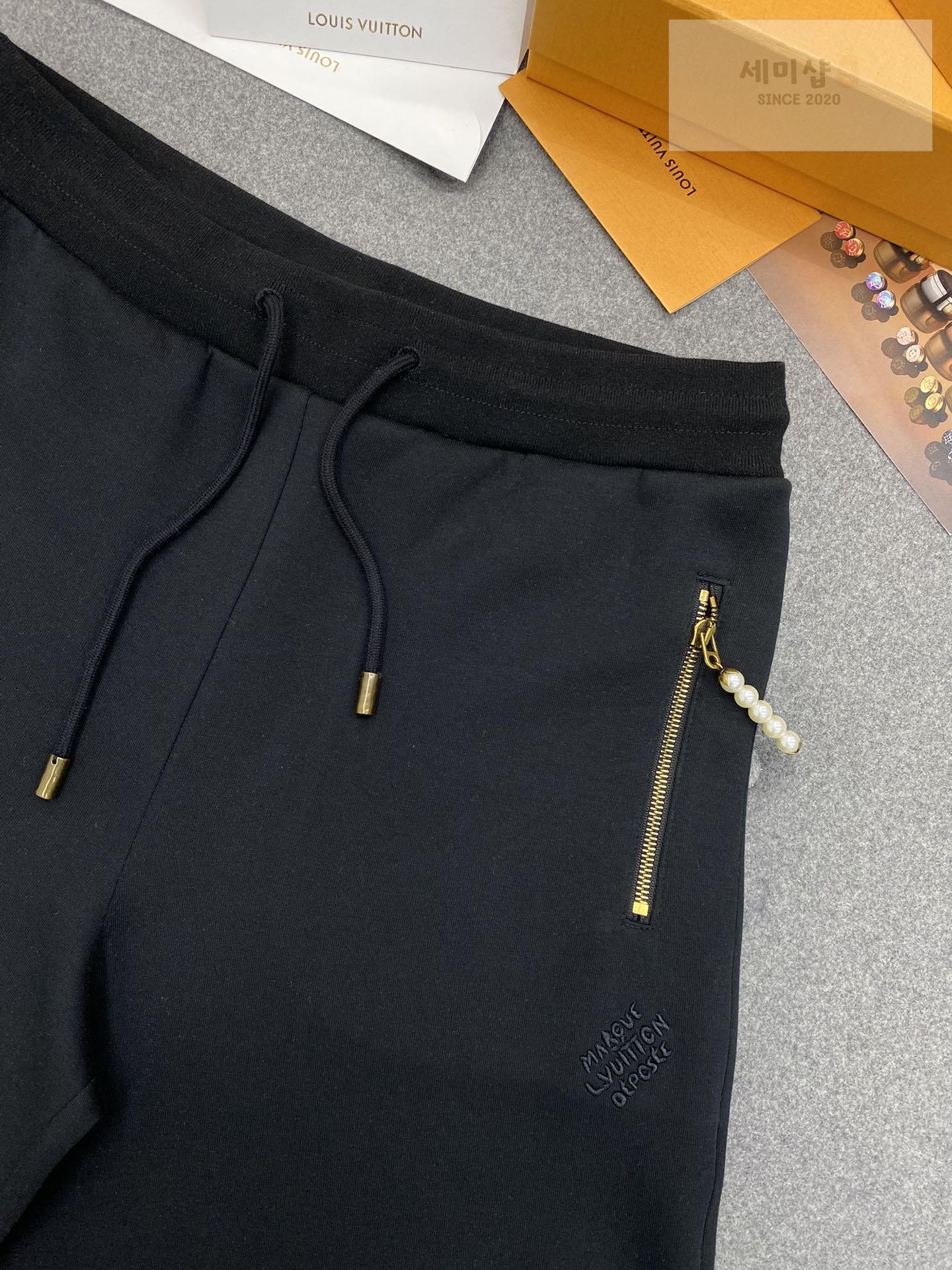 Louis Vuitton 루이비통 24SS 포켓 지퍼 진주 장식 톤온톤 자수 코튼 저지 쇼츠 레플리카 6번 이미지 - 의류 | 세미샵 레플리카 사이트