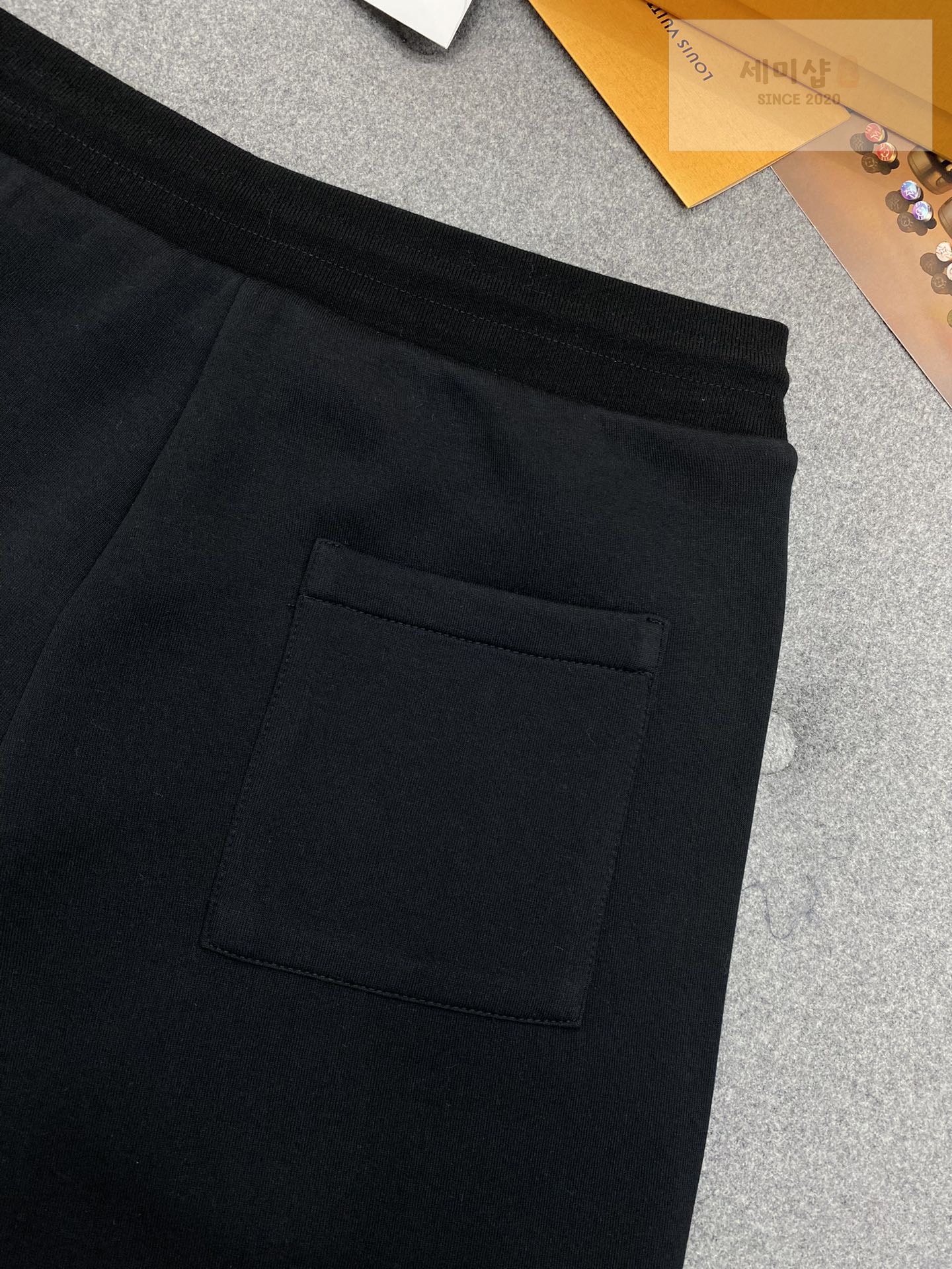 Louis Vuitton 루이비통 24SS 포켓 지퍼 진주 장식 톤온톤 자수 코튼 저지 쇼츠 레플리카 8번 이미지 - 의류 | 세미샵 레플리카 사이트