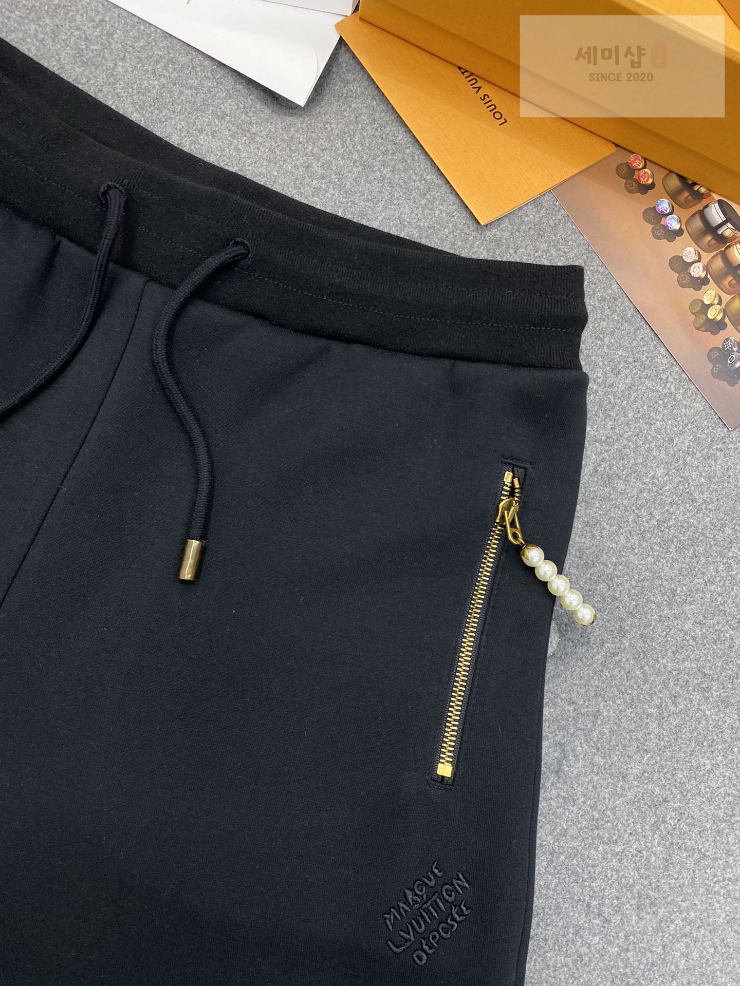 Louis Vuitton 루이비통 24SS 포켓 지퍼 진주 장식 톤온톤 자수 코튼 저지 쇼츠 레플리카 11번 이미지 - 의류 | 세미샵 레플리카 사이트