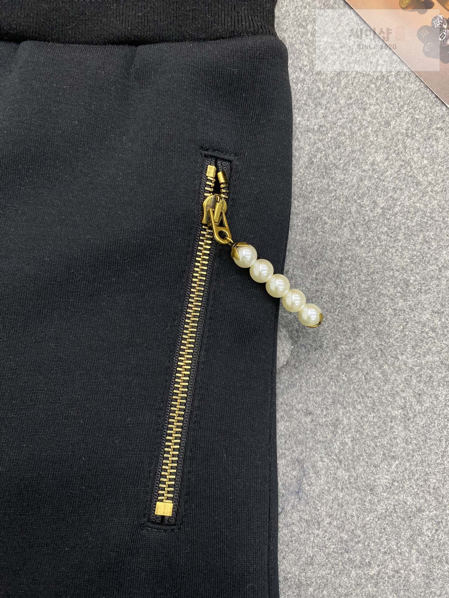 Louis Vuitton 루이비통 24SS 포켓 지퍼 진주 장식 톤온톤 자수 코튼 저지 쇼츠 레플리카 12번 이미지 - 의류 | 세미샵 레플리카 사이트