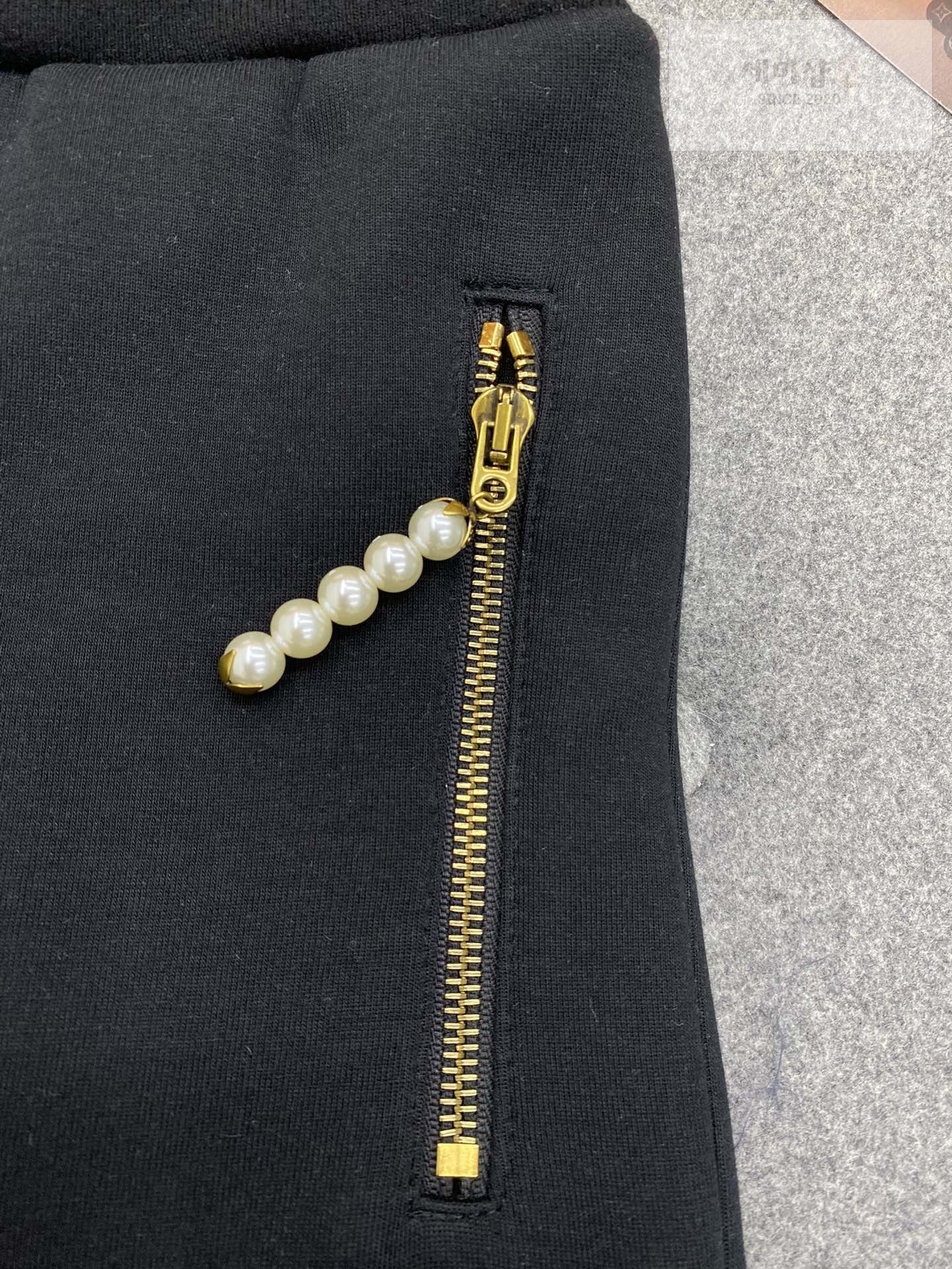 Louis Vuitton 루이비통 24SS 포켓 지퍼 진주 장식 톤온톤 자수 코튼 저지 쇼츠 레플리카 13번 이미지 - 의류 | 세미샵 레플리카 사이트