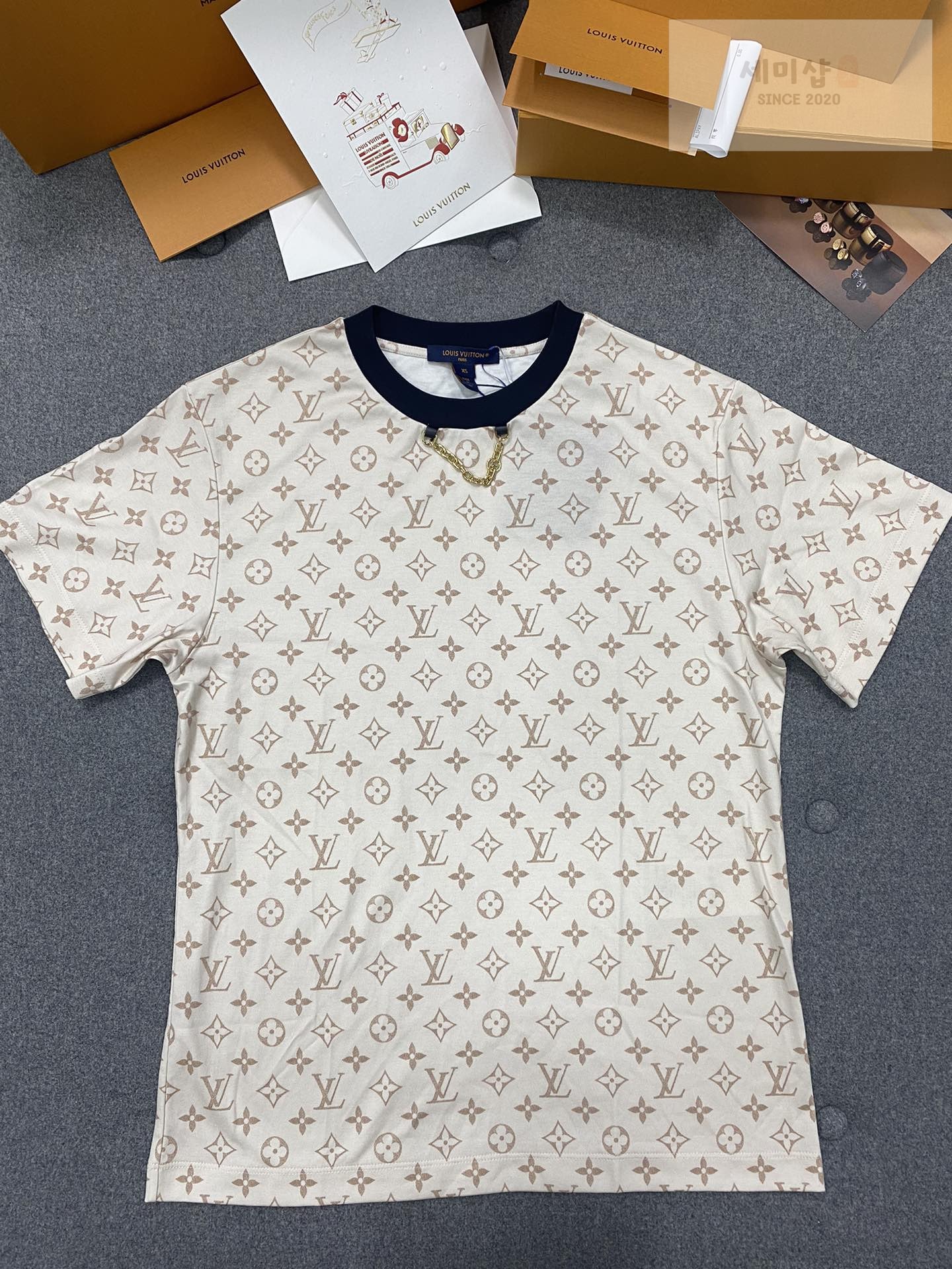 Louis Vuitton 루이비통 3D 모노그램 그래픽 레큘러 핏 반팔 티셔츠 의류 4번 이미지