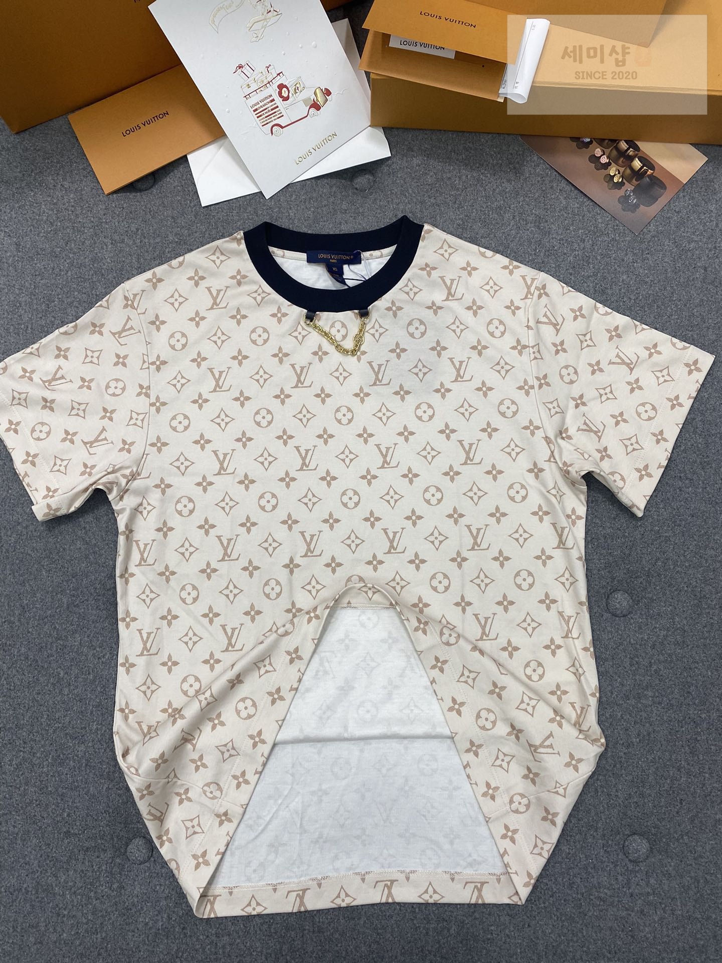 Louis Vuitton 루이비통 3D 모노그램 그래픽 레큘러 핏 반팔 티셔츠 의류 5번 이미지